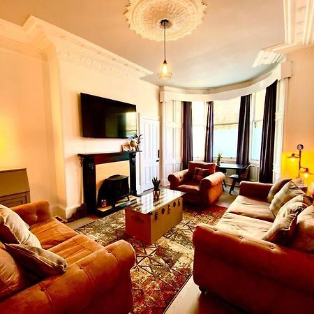 Anchored Homely Apartment In Historic Centre Paisley Eksteriør bilde