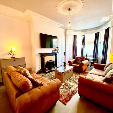 Anchored Homely Apartment In Historic Centre Paisley Eksteriør bilde
