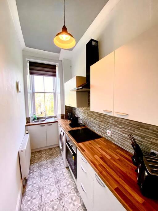 Anchored Homely Apartment In Historic Centre Paisley Eksteriør bilde