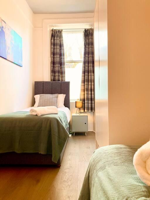 Anchored Homely Apartment In Historic Centre Paisley Eksteriør bilde