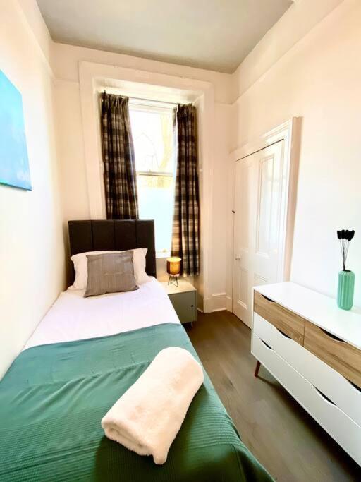 Anchored Homely Apartment In Historic Centre Paisley Eksteriør bilde