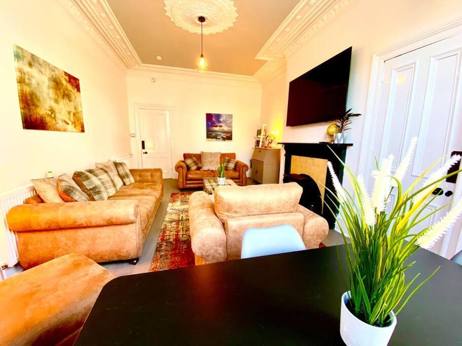 Anchored Homely Apartment In Historic Centre Paisley Eksteriør bilde