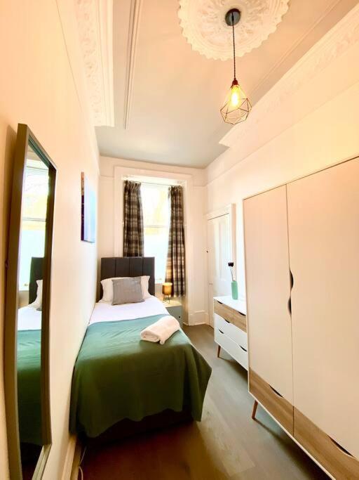 Anchored Homely Apartment In Historic Centre Paisley Eksteriør bilde