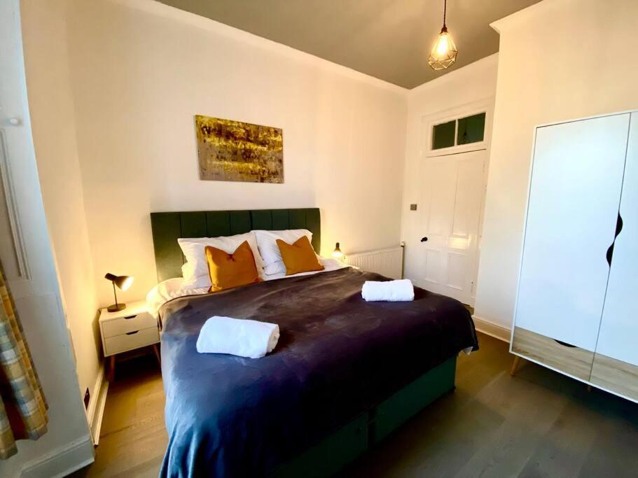 Anchored Homely Apartment In Historic Centre Paisley Eksteriør bilde