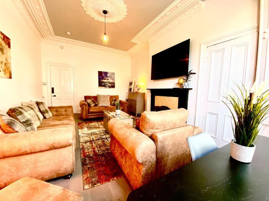 Anchored Homely Apartment In Historic Centre Paisley Eksteriør bilde