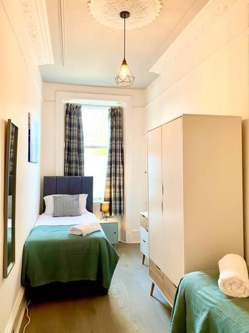 Anchored Homely Apartment In Historic Centre Paisley Eksteriør bilde