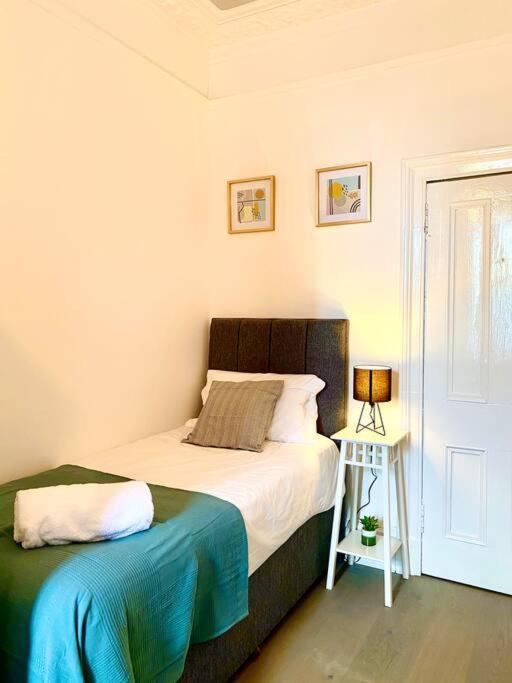 Anchored Homely Apartment In Historic Centre Paisley Eksteriør bilde